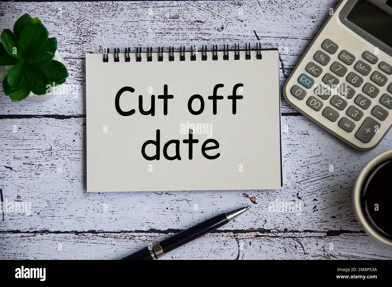 Couper le texte de date sur le bloc-notes avec l'usine de la table, la calculatrice et le fond du stylo. Concept d'échéance. Banque D'Images