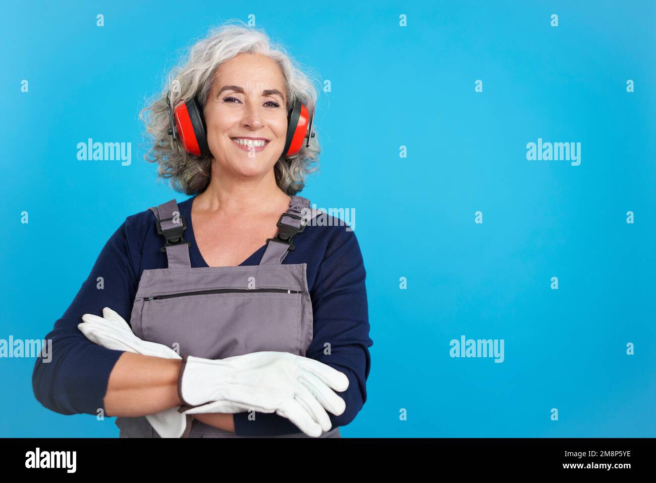 Femme mature menuiserie avec outils et uniforme de travail Banque D'Images