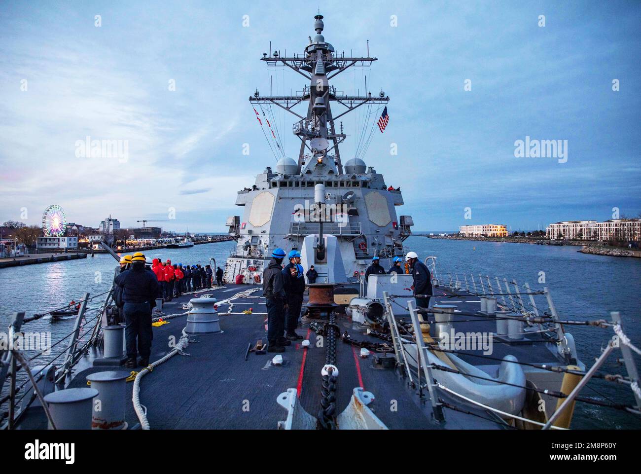 Rostock, Allemagne. 7th janvier 2023. Le destroyer de missiles guidés de classe Arleigh Burke USS Roosevelt (DDG 80) arrive à Rostock, en Allemagne, pour une visite portuaire prévue, en janvier. 7, 2023. Roosevelt est en cours de déploiement aux États-Unis Marine Forces Europe zone d'opérations, employée par les États-Unis Sixième flotte pour défendre les intérêts des États-Unis, des alliés et des partenaires. Crédit : États-Unis Marine/ZUMA Press Wire Service/ZUMAPRESS.com/Alamy Live News Banque D'Images