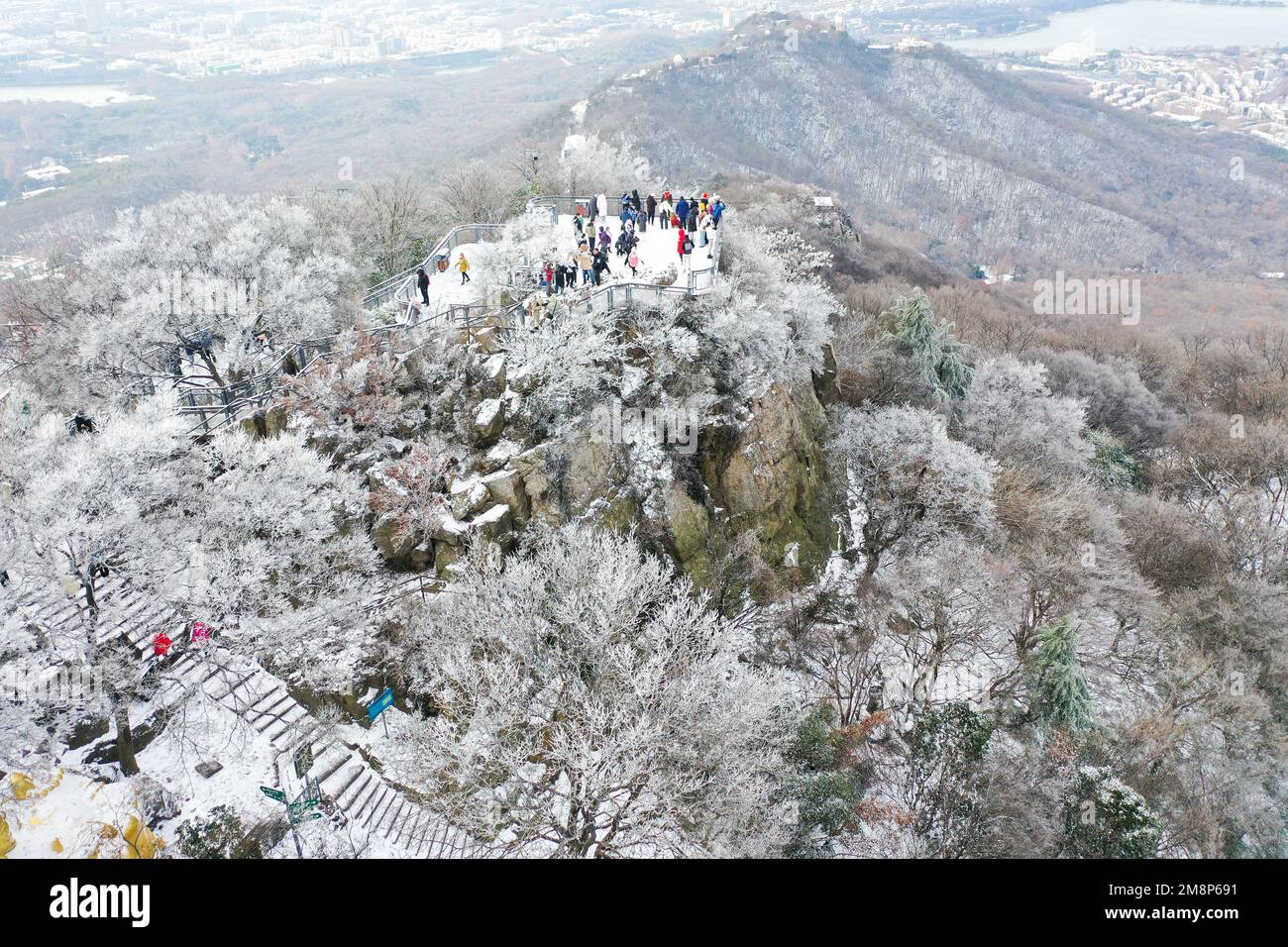 NANJING, CHINE - le 15 JANVIER 2023 - les touristes apprécient la neige au mont Zijin à Nanjing, dans la province de Jiangsu en Chine orientale, le 15 janvier 2023. Banque D'Images