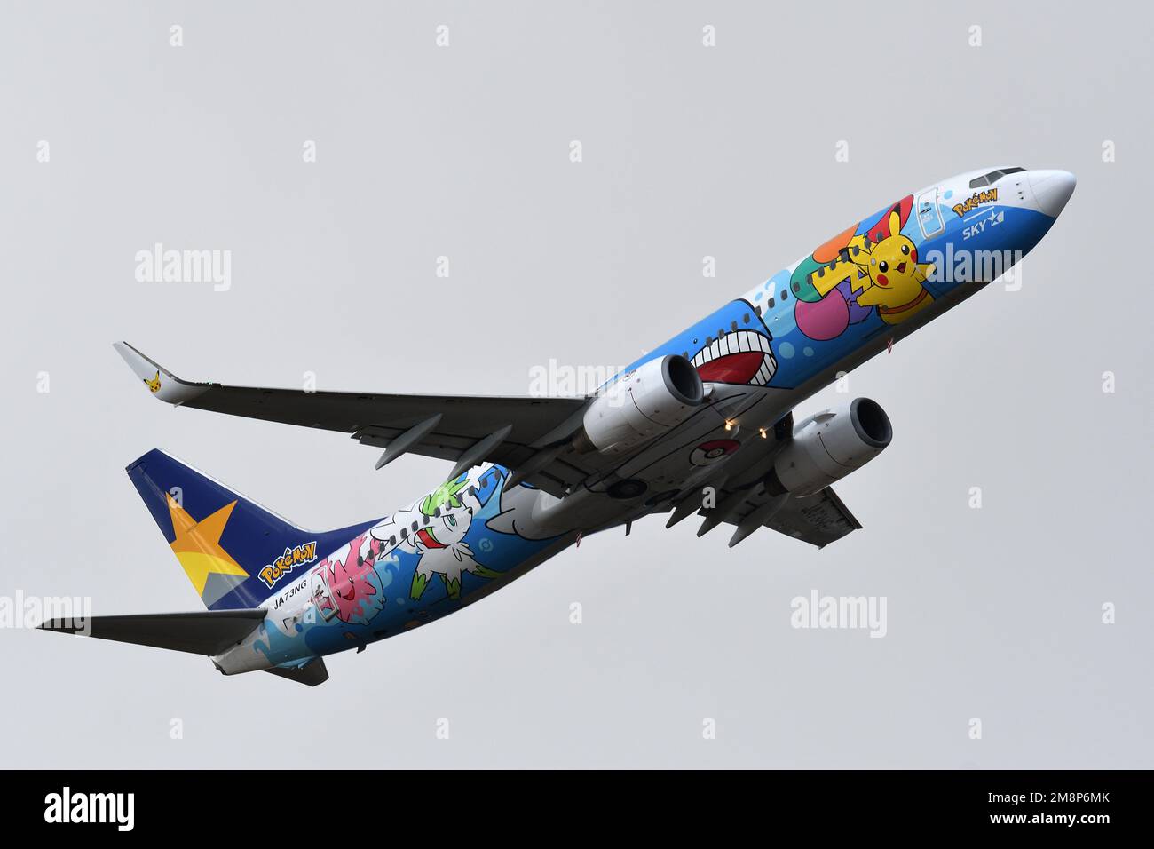 Préfecture d'Ibaraki, Japon - 10 janvier 2023 : Boeing B737-800 (JA73NG) de Skymark Airlines. Schéma « Pikachu Jet BC2 ». Banque D'Images