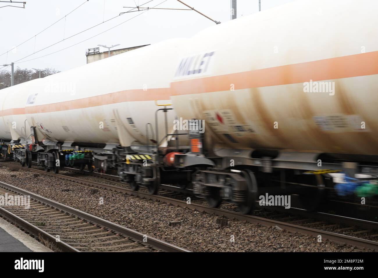 Train de fret pour le transport de gaz qui passe très rapidement. Une découpe de la scène de transport ferroviaire. Banque D'Images