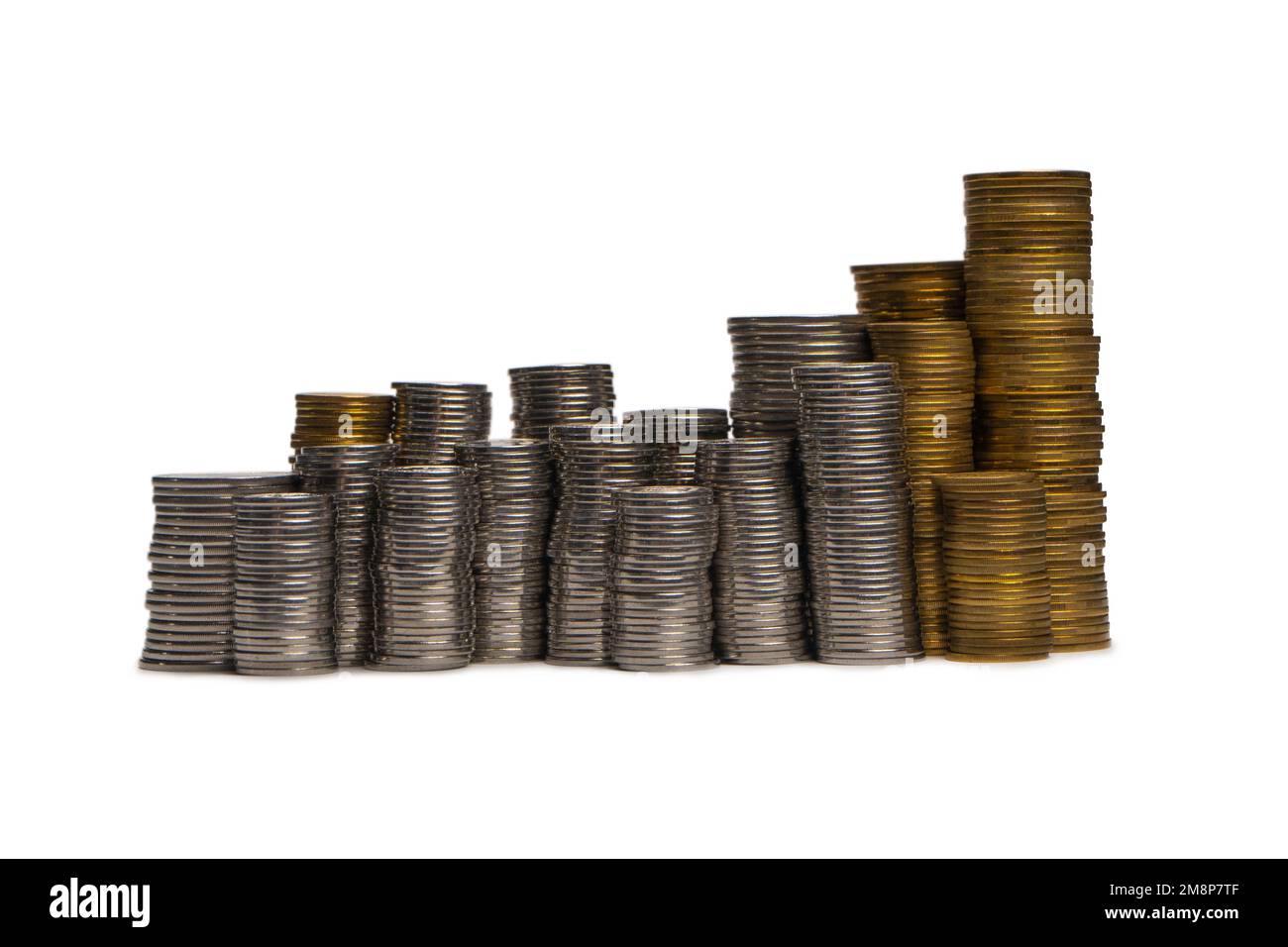 Pile de pièces de monnaie isolée sur fond blanc. Banque et argent. Banque D'Images