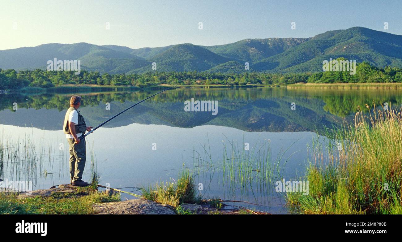 Pêcheur à la ligne au lac Escarcets le Cannet des Maures Var Provence Banque D'Images