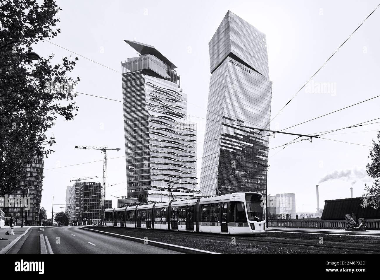Paris, France - 18 mai 2022 : tramway passant à proximité des tours Duo (Tours Duo) gratte-ciel conçus par l'architecte Jean nouvel Banque D'Images