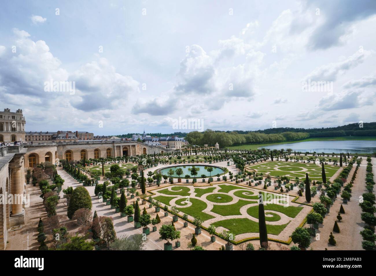 Paris, France - Mai 2022 : les jardins du célèbre château de Versailles. tout le site a des fontaines, des étangs, un lac et des paysages uniques construits en 17th c. Banque D'Images