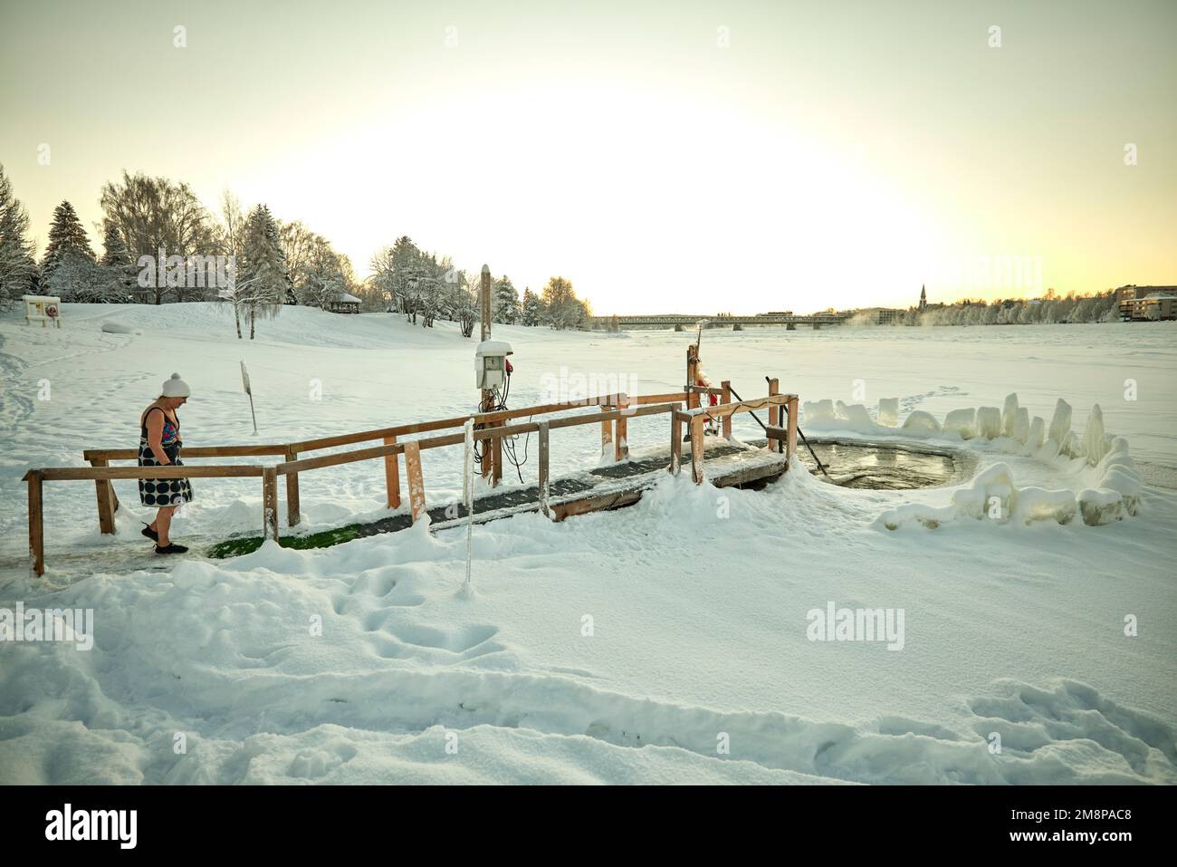 Rovaniemi, Laponie, nord de la Finlande. Le trou de rivière Kemijoki gelé dans la glace pour nager Banque D'Images