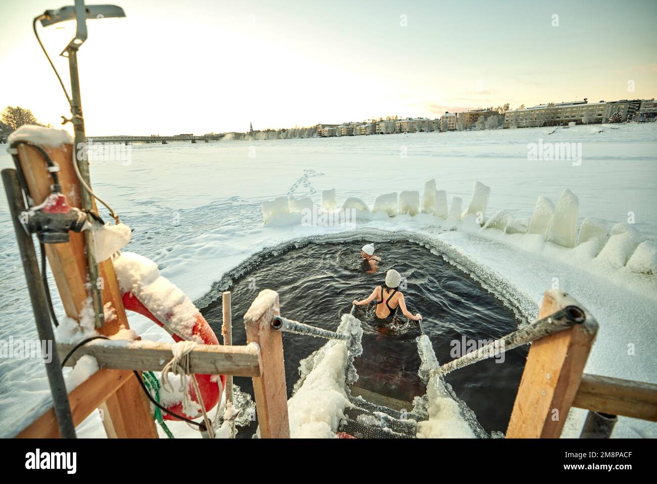 Rovaniemi, Laponie, nord de la Finlande. Le trou de rivière Kemijoki gelé dans la glace pour nager Banque D'Images