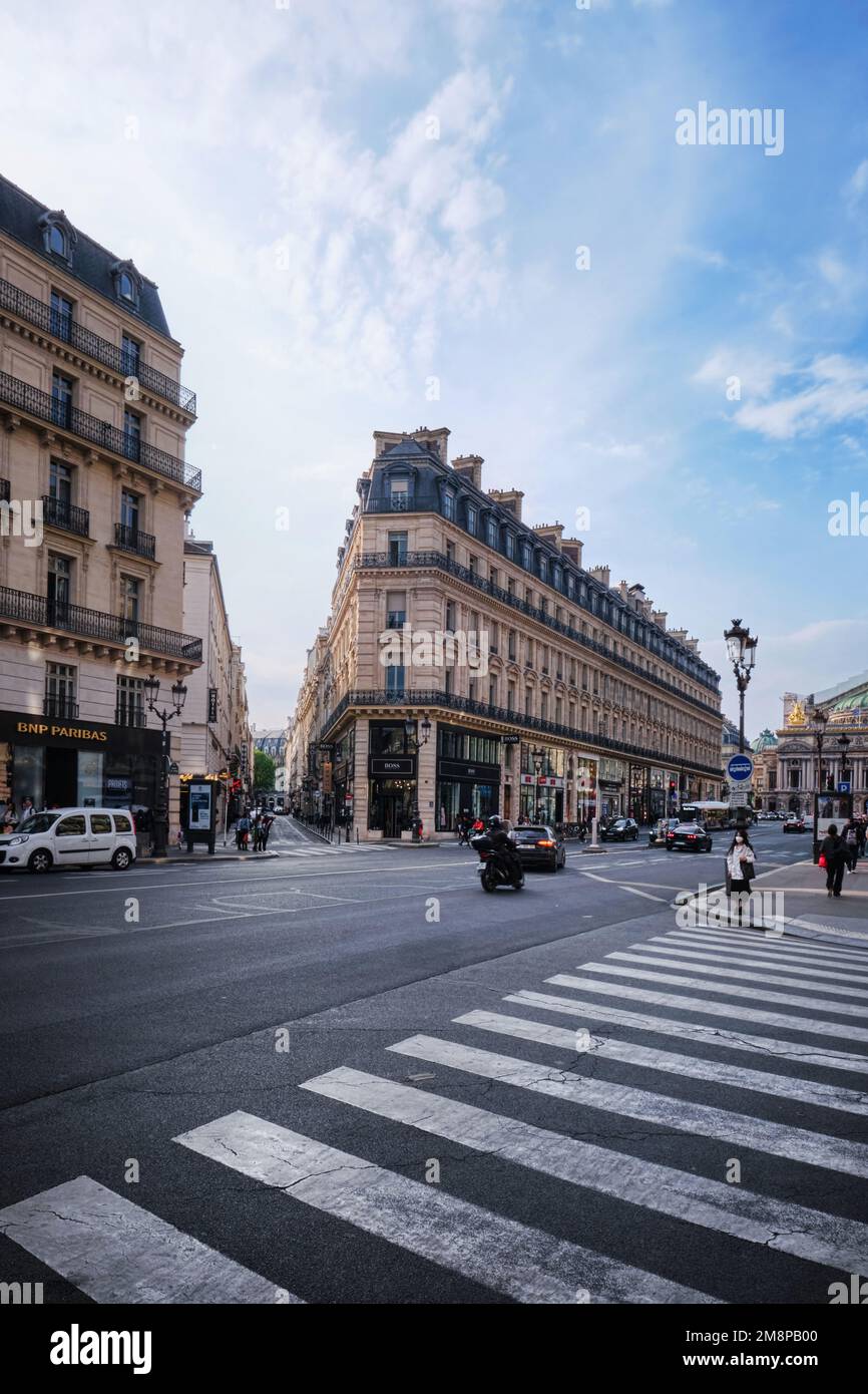 Paris, France - Mai 2022 : immeuble de style architectural Haussmann au Boulevard Haussmann Banque D'Images