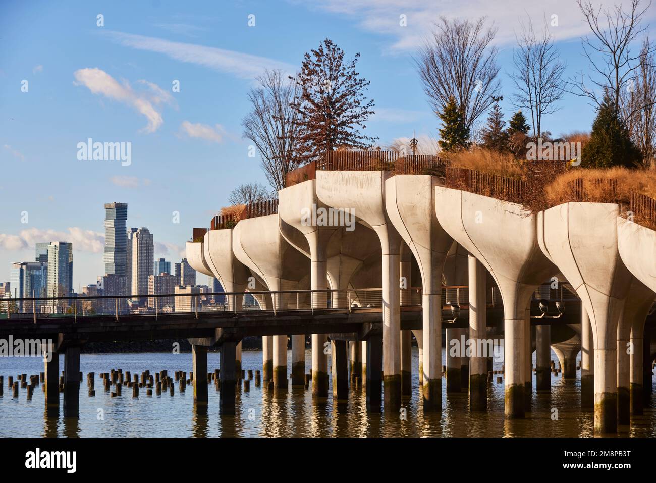 New York City Manhattan parc de l'île flottante côté ouest Little Island Pier 55, Hudson River Park, par le designer anglais Thomas Heatherwick Banque D'Images