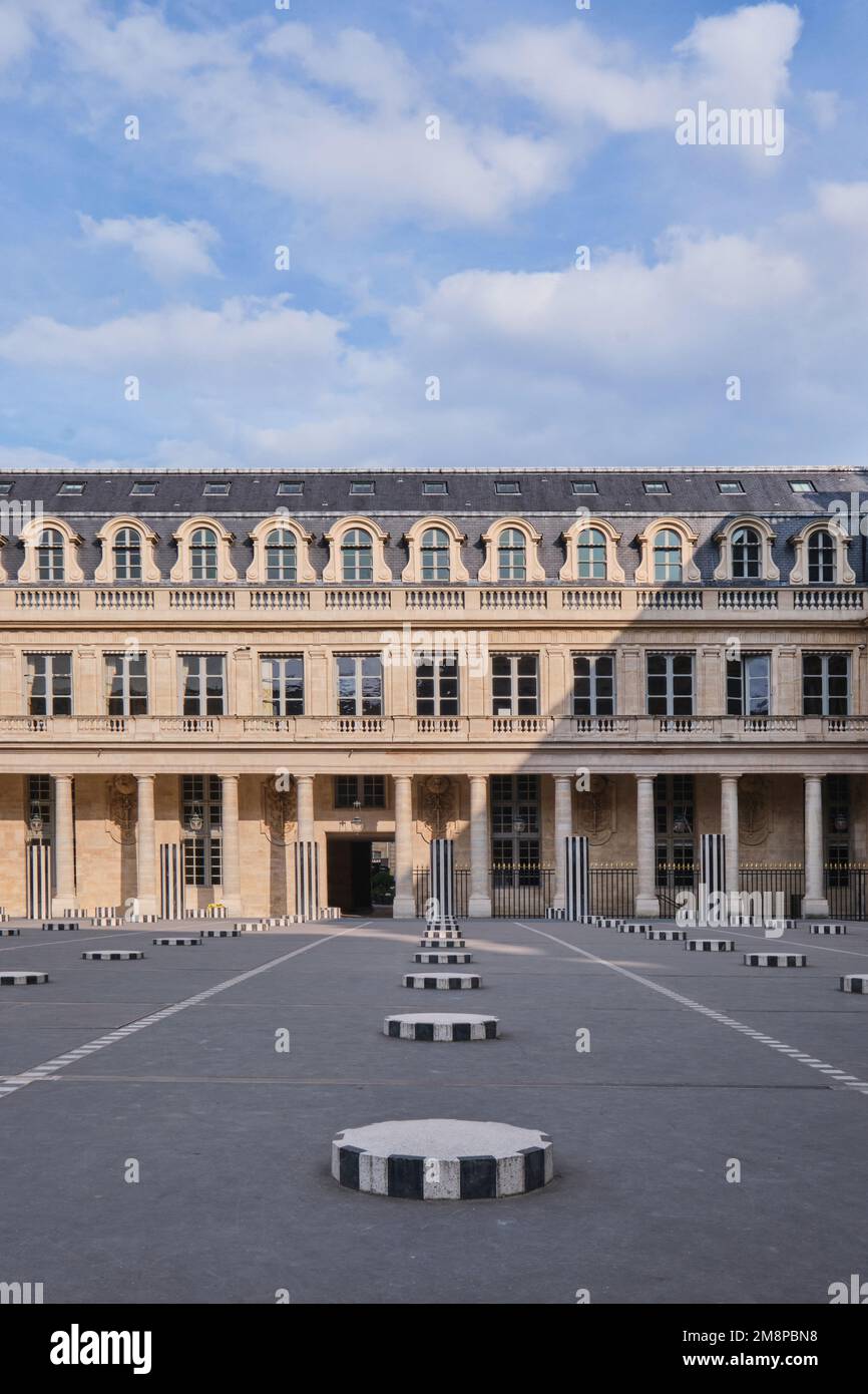 Paris, France - 18 mai 2022 : le Palais royal, ancien palais royal, plus grande cour intérieure du palais, abrite depuis 1986 Daniel Buren Banque D'Images