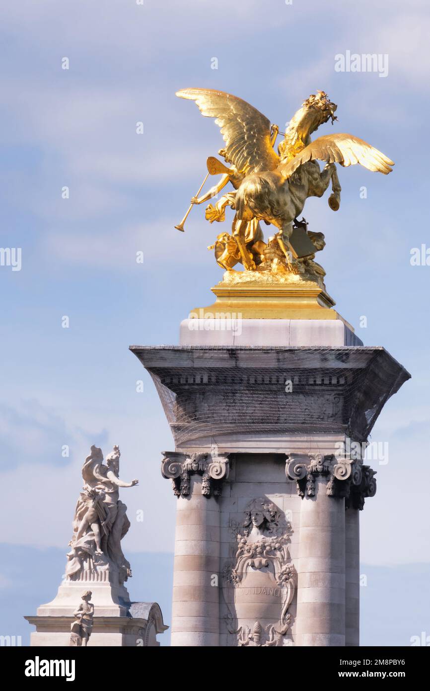 Paris, France - Mai 2022 : le pont Alexandre III est un pont-voûte qui enjambe la Seine à Paris. Il relie le quartier des champs-Elysées à Eiffel Banque D'Images