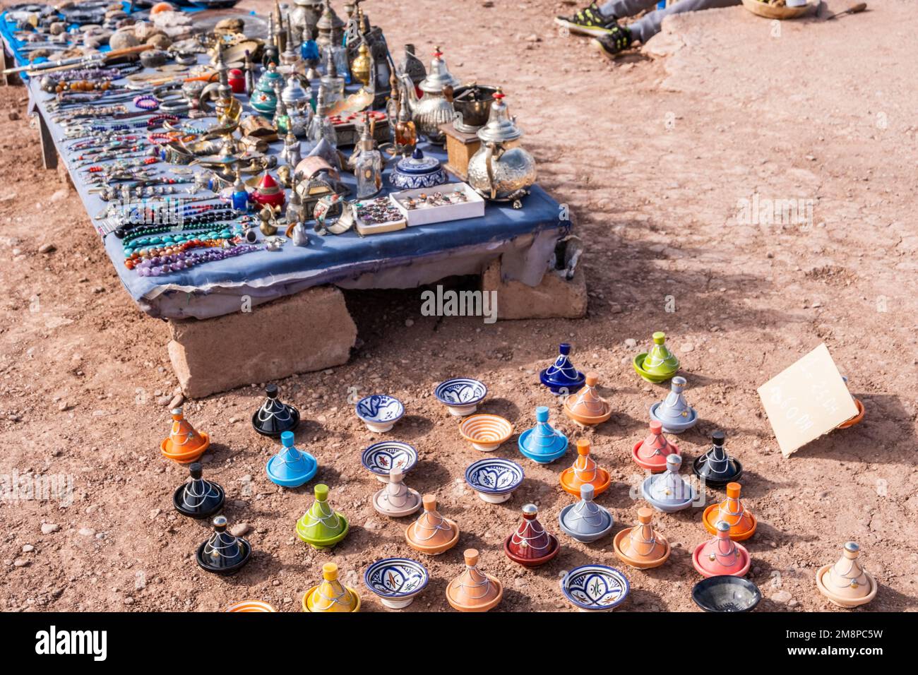 Une scène de marché marocaine colorée le long d'une rue animée vendant des produits artisanaux Banque D'Images