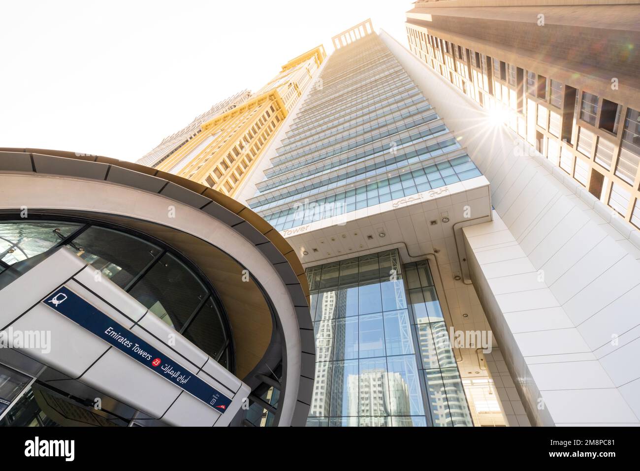 Perspective de la station de métro Emirates Towers à Dubaï, avec des gratte-ciel à proximité qui s’étendent dans un ciel ensoleillé Banque D'Images