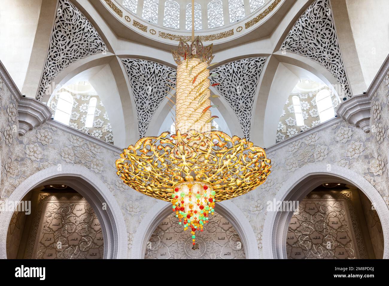 Gros plan du plus grand lustre en cristal dans la salle de prière de la mosquée Sheik Zayed à Abu Dhabi Banque D'Images