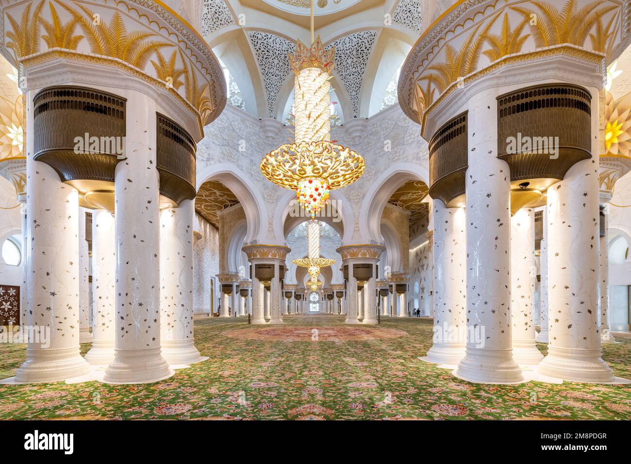 L'immense lustre en cristal dans la salle de prière principale de la mosquée Sheik Zayed à Abu Dhabi Banque D'Images