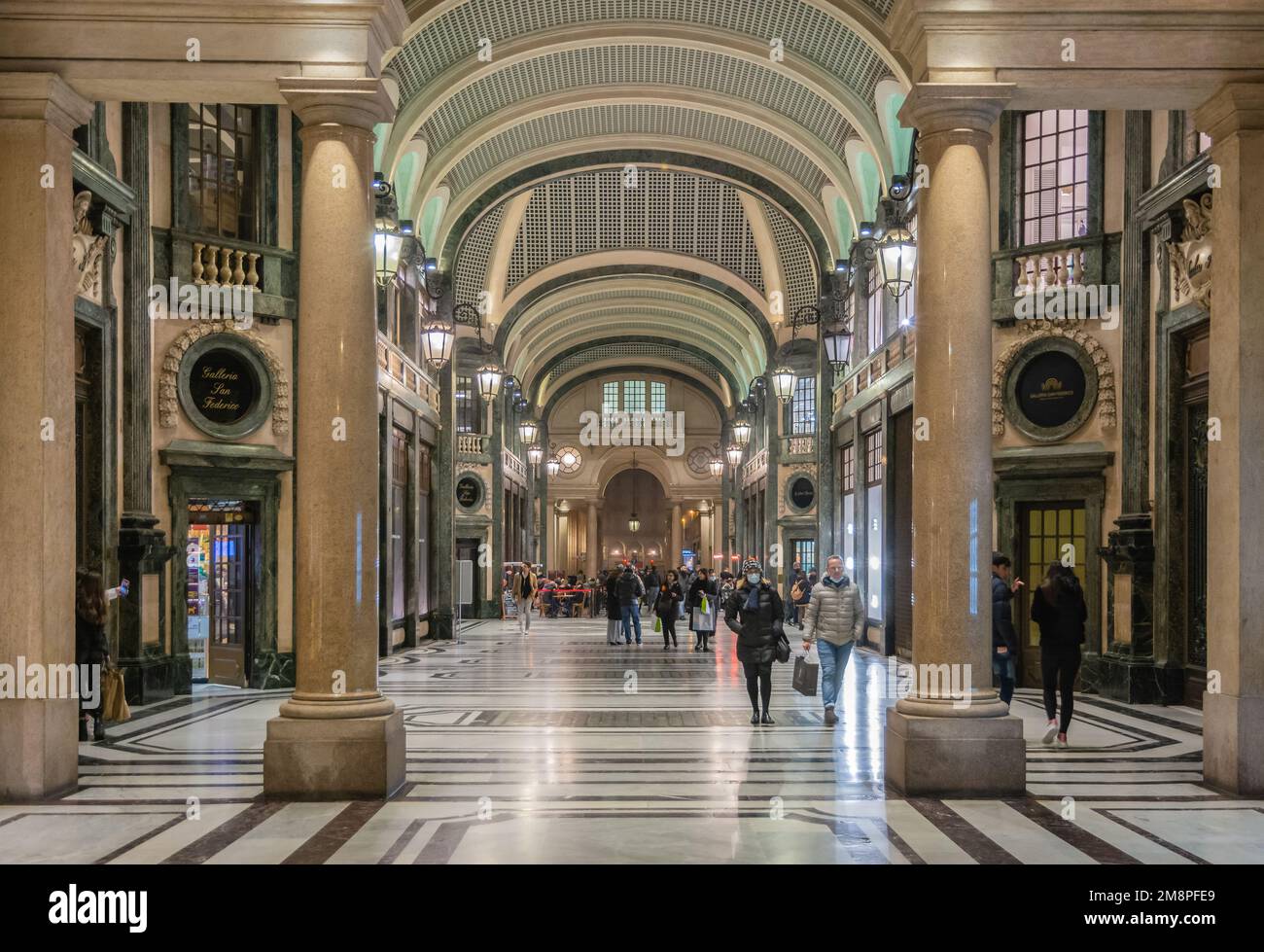 Intérieur de la galerie Saint Federico près de la place San Carlo de la ville de Turin (Turin) Piémont, région du nord de l'Italie, Europe. Banque D'Images