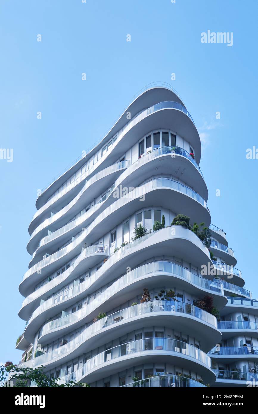 Paris, France - Mai 2022 : immeuble résidentiel du nouveau quartier de Clichy-Batignolles conçu par des architectes MAD Banque D'Images
