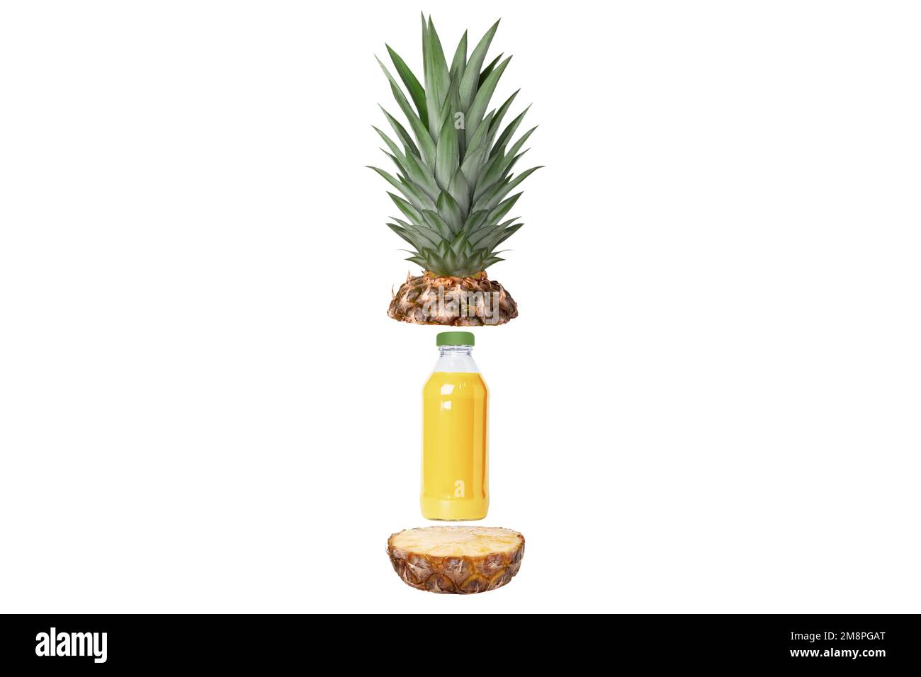 Bouteille de jus d'ananas fraîchement pressé. Ananas tranché autour de la bouteille. En vol. Concept. Isolé. Banque D'Images