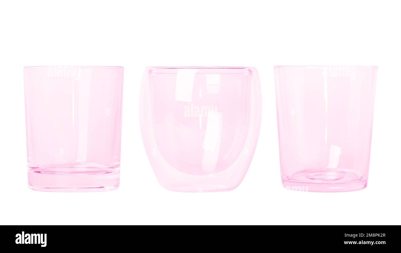 Un ensemble de verres en verre rose de différentes tailles petits et grands verres. Verres vides. Banque D'Images