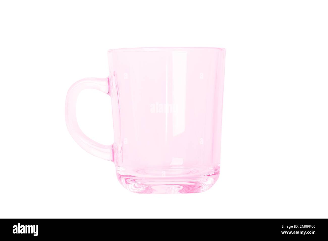 Tasse en verre, tasse vide. Verre rose. isolé. Banque D'Images