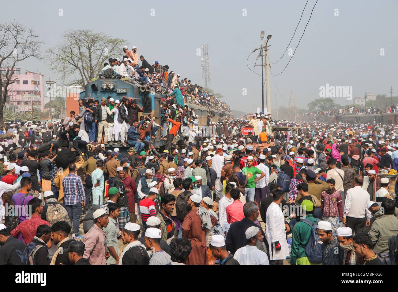 Dhaka, Dhaka, Bangladesh. 15th janvier 2023. Les dévots musulmans voyagent à bord de trains à risque surpeuplés après avoir assisté au Munajat d'Akheri ou à la prière finale, à la Biswa Ijtema à Tongi, Dhaka, Bangladesh. Les habitants s'attaquent à l'escalade, se cramponnant et se cramponnant le long des toits des locomotives. Sans sièges à l'intérieur, de nombreux navetteurs décident de prendre le risque et de choisir une vue sur le toit pour leur voyage en dehors de la ville de Dhaka.des millions de dévotés musulmans du monde entier rejoignent l'événement de quatre jours qui culmine dans le Munajat d'Akheri ou dans la supplication finale (prière finale) où um Banque D'Images