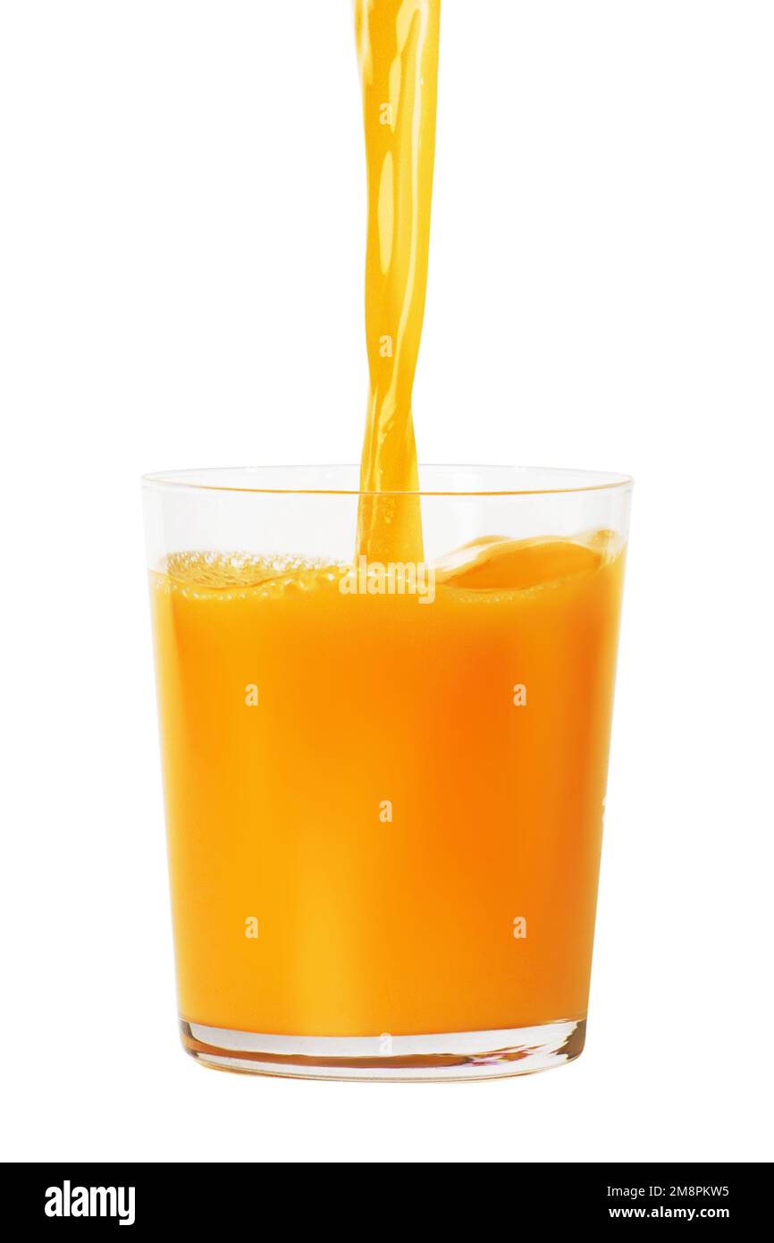 Verser le jus d'orange droit dans un verre. Isolé sur fond blanc. Banque D'Images