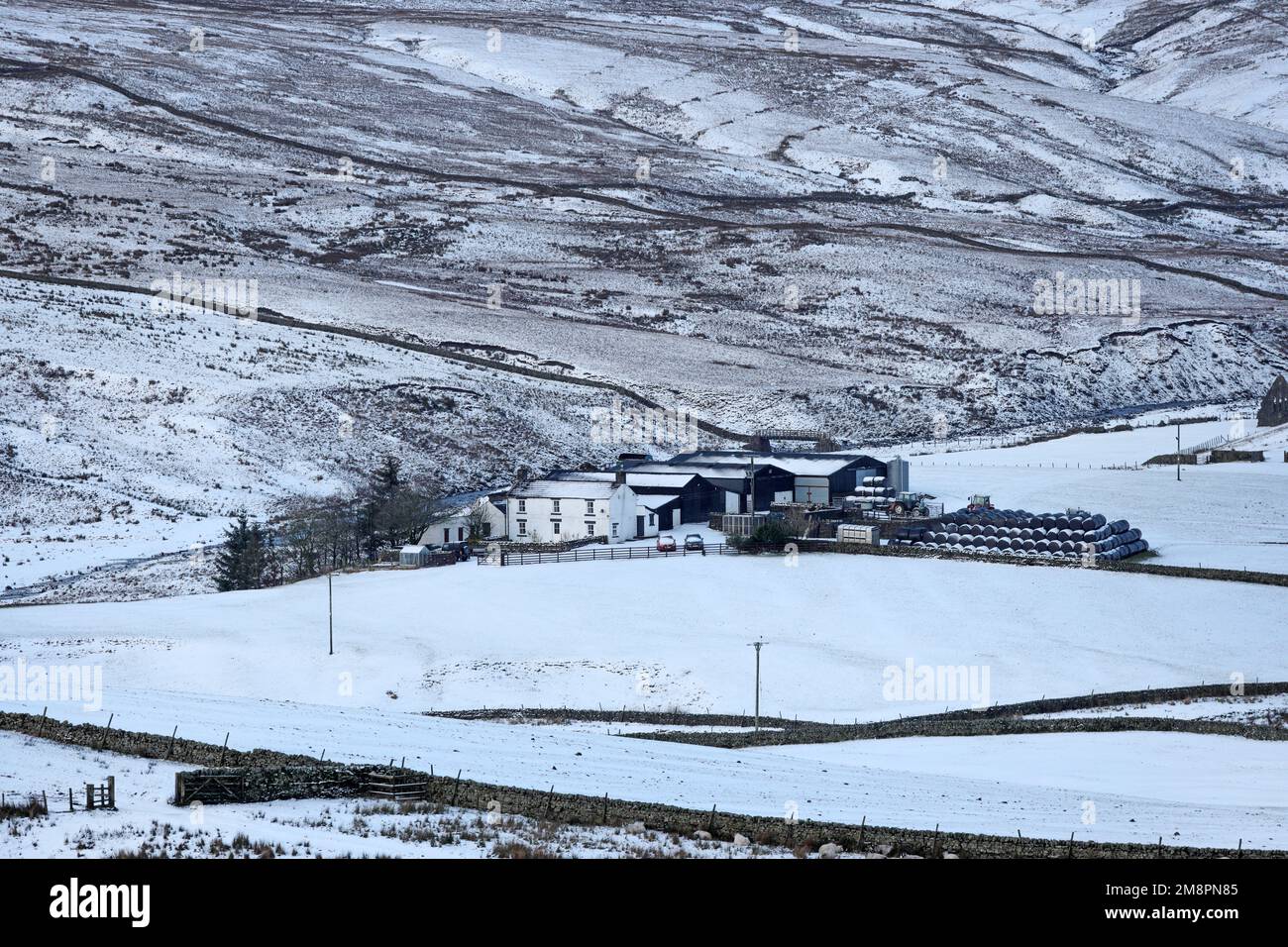 Teesdale, comté de Durham, Royaume-Uni. 15th janvier 2023. Météo Royaume-Uni. Avec un avertissement météorologique jaune en vigueur, la neige et la glace affectent des parties de Teesdale, dans le comté de Durham, dans le nord-est de l'Angleterre aujourd'hui. Les prévisions sont pour un après-midi plus lumineux, mais il reste froid. Crédit : David Forster/Alamy Live News Banque D'Images