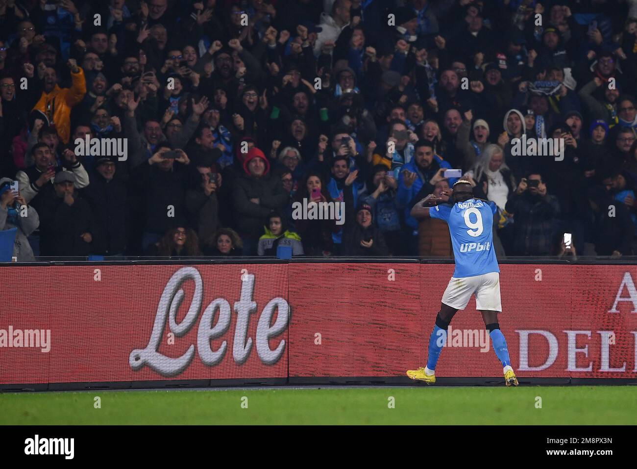 SALERNO, ITALIE - JANVIER 13 : Victor Osimhen de SSC Napoli fête avec les fans après avoir marqué pendant la série Un match entre SSC Napoli et Juve Banque D'Images