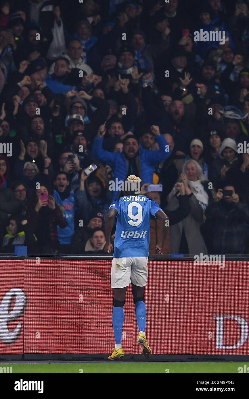SALERNO, ITALIE - JANVIER 13 : Victor Osimhen de SSC Napoli fête avec les fans après avoir marqué pendant la série Un match entre SSC Napoli et Juve Banque D'Images