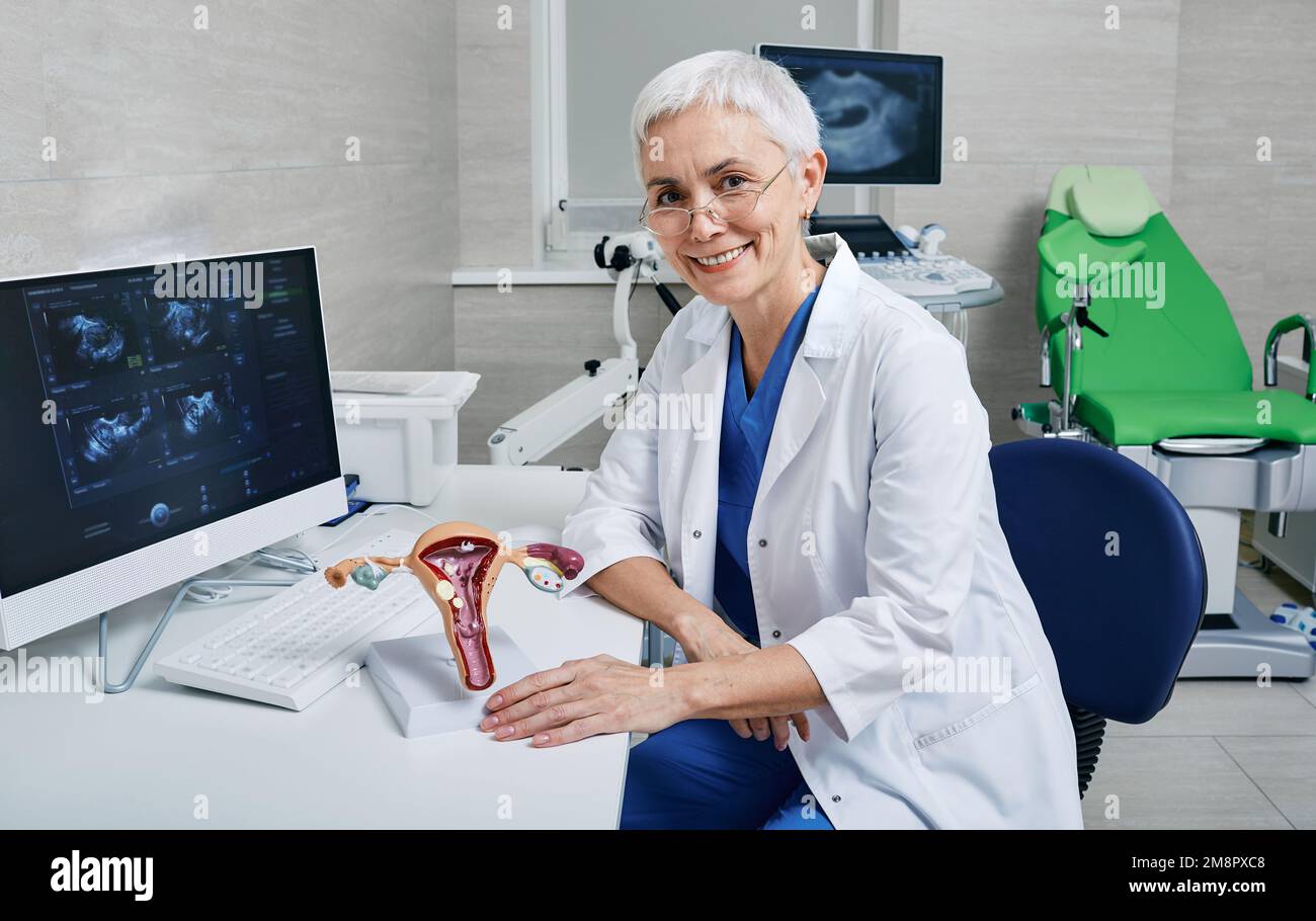 Portrait de la gynécologue femelle mature dans la salle d'examen gynécologique. Gynécologie Banque D'Images
