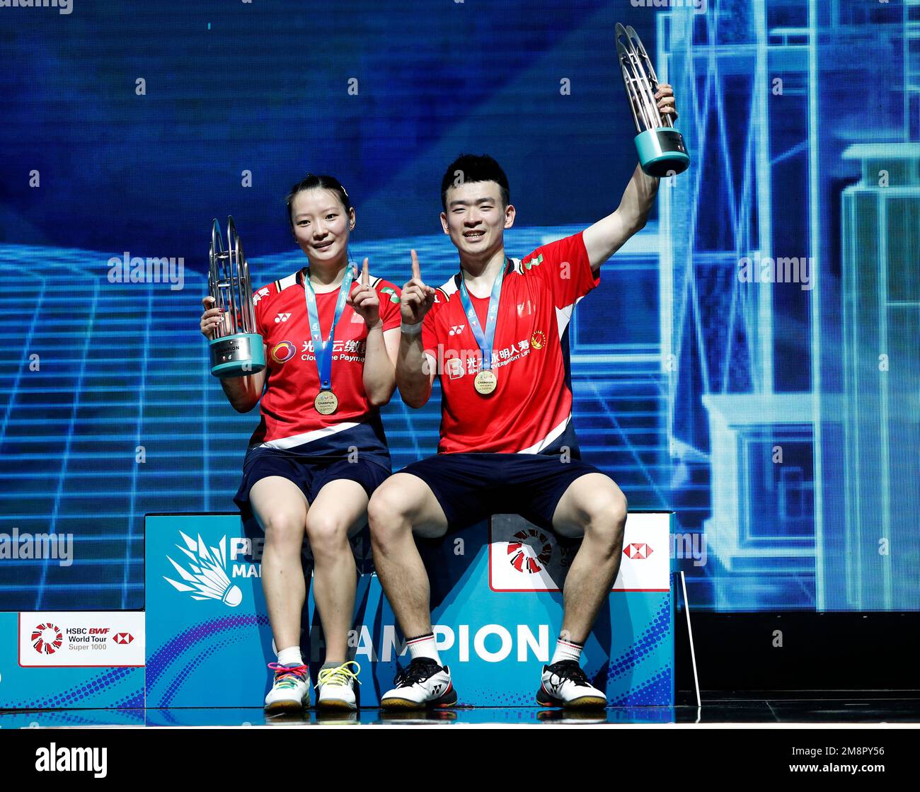 Kuala Lumpur, Malaisie. 15th janvier 2023. Zheng si Wei (R) et Huang ya Qiong de Chine posent pour la photo avec leurs médailles lors de la cérémonie de la médaille après le match des doubles finales mixtes du Petronas Malaysia Open 2023 à Axiata Arena. Zheng si Wei et Huang ya Qiong de Chine ont gagné avec des partitions; 21/21: 19/11 Credit: SOPA Images Limited/Alay Live News Banque D'Images