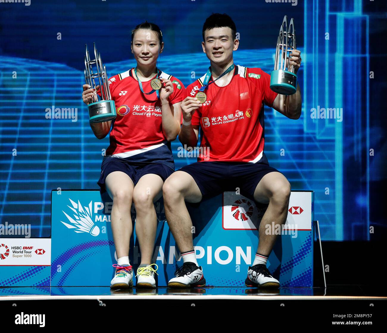 Kuala Lumpur, Malaisie. 15th janvier 2023. Zheng si Wei (R) et Huang ya Qiong de Chine posent pour la photo avec leurs médailles lors de la cérémonie de la médaille après le match des doubles finales mixtes du Petronas Malaysia Open 2023 à Axiata Arena. Zheng si Wei et Huang ya Qiong de Chine ont gagné avec des partitions; 21/21: 19/11 Credit: SOPA Images Limited/Alay Live News Banque D'Images