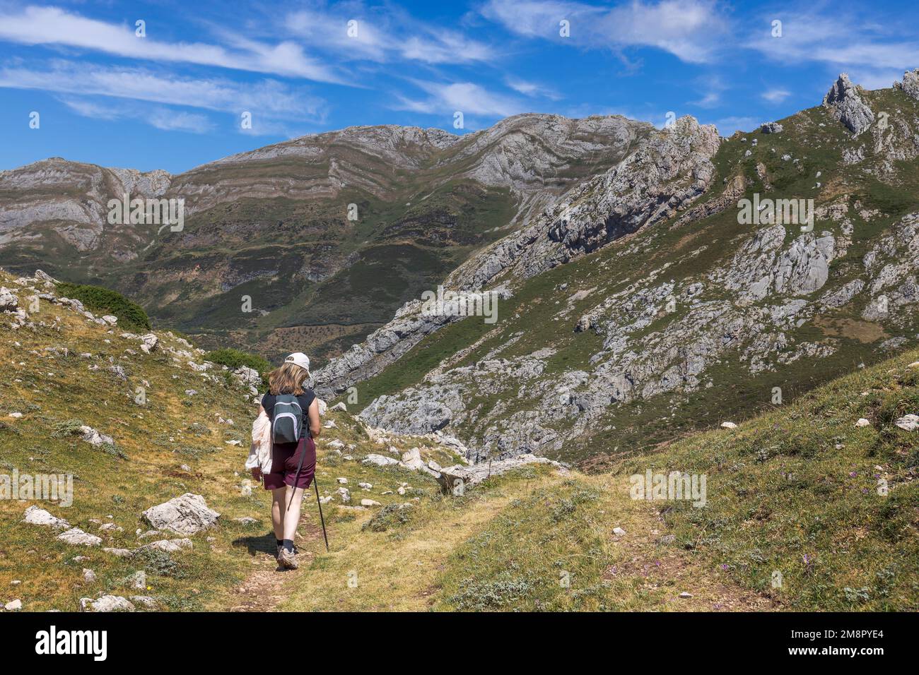Femme randonnée au parc naturel de Somiedo, Asturies, Espagne Banque D'Images