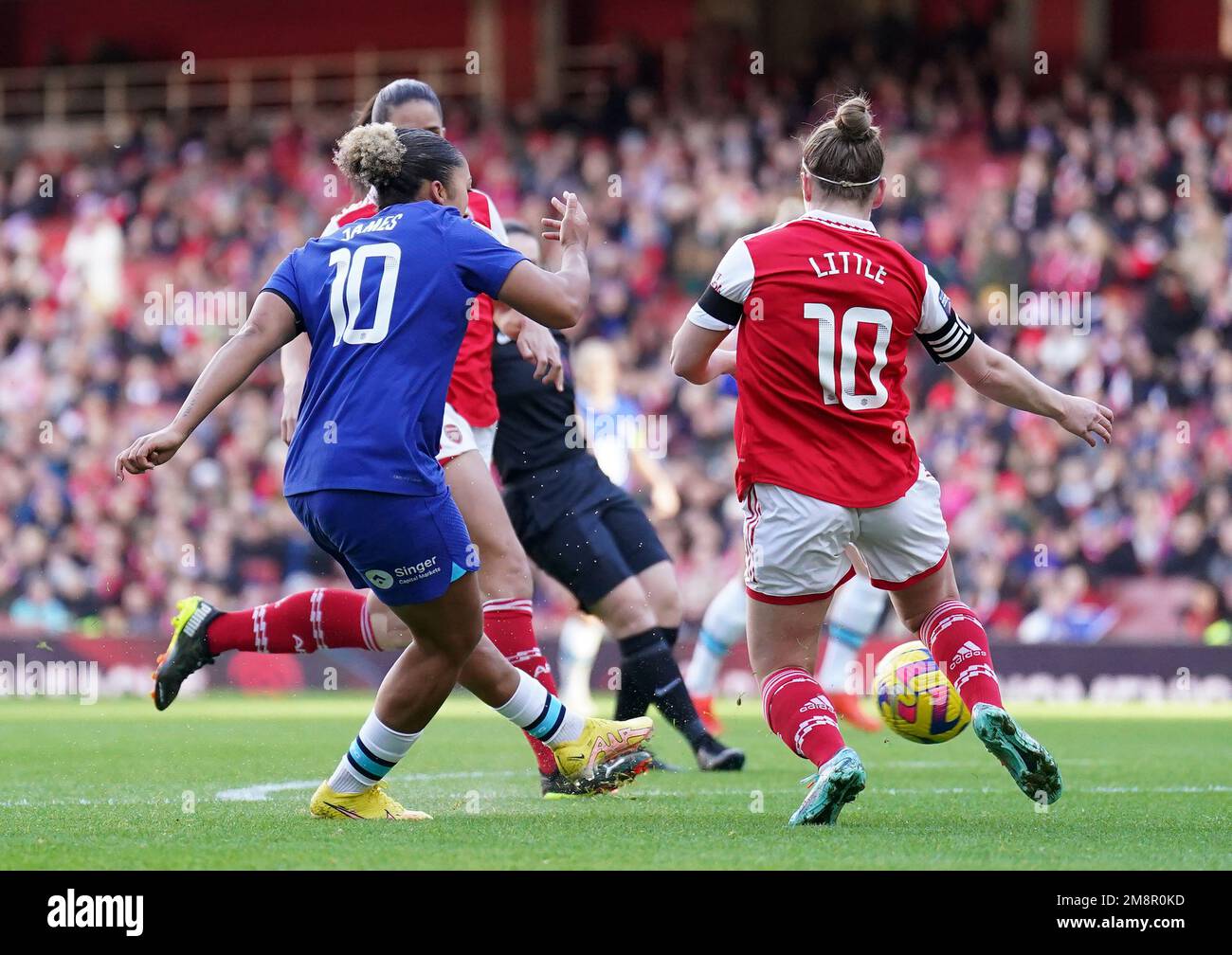 Lauren James, de Chelsea, tente un tir sur le but lors du match de la Super League pour femmes de Barclays au stade Emirates, Londres. Date de la photo: Dimanche 15 janvier 2023. Banque D'Images