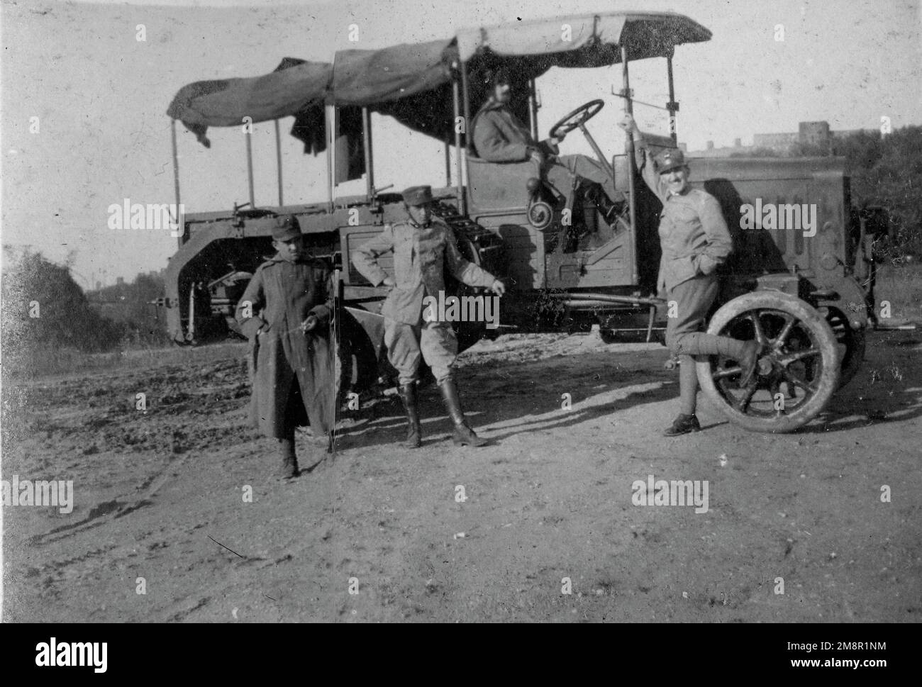 Soldats italiens utilisant le camion Fiat tôt au nord de l'Italie , vers.1915 Banque D'Images