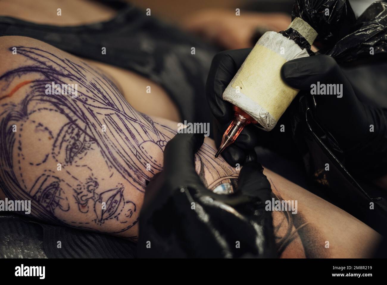 Gros plan du processus de création d'art de tatouage, l'artiste s'inspire de la peau du client Banque D'Images