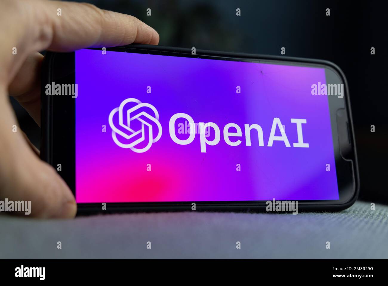 Main de femme tenant un iPhone avec le logo OpenAI. Culture ChatGPT et Chat bot, temps de l'intelligence artificielle. 01.01.2023 Amsterdam, pays-Bas Banque D'Images