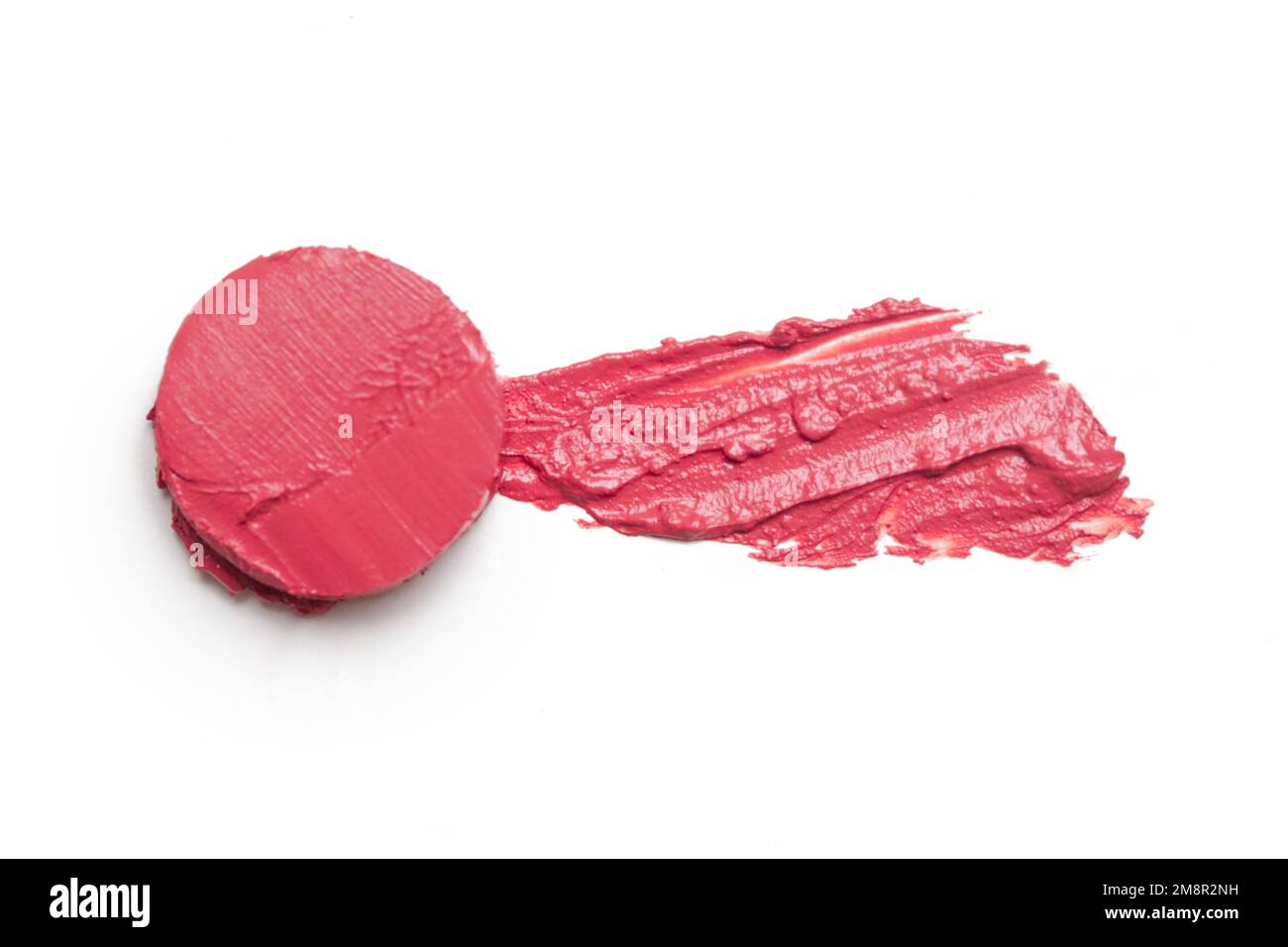 Un échantillon de maquillage à base de céamy rouge se lisait sur fond blanc. Frottis cosmétique décoratif. Banque D'Images