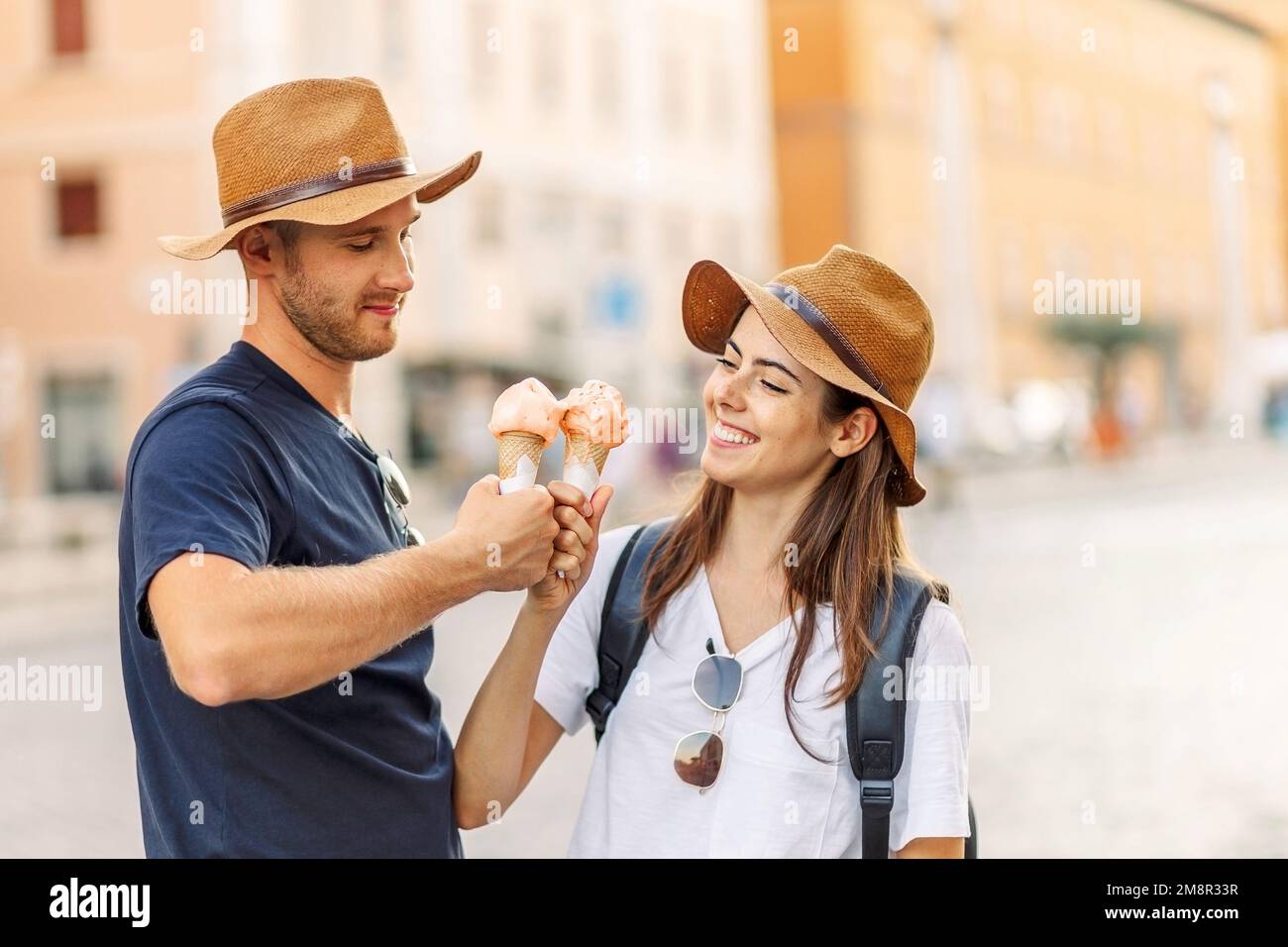 Couple heureux de manger de la glace à Rome, Italie. Belle glace brillante avec différentes saveurs dans les mains d'un couple Banque D'Images