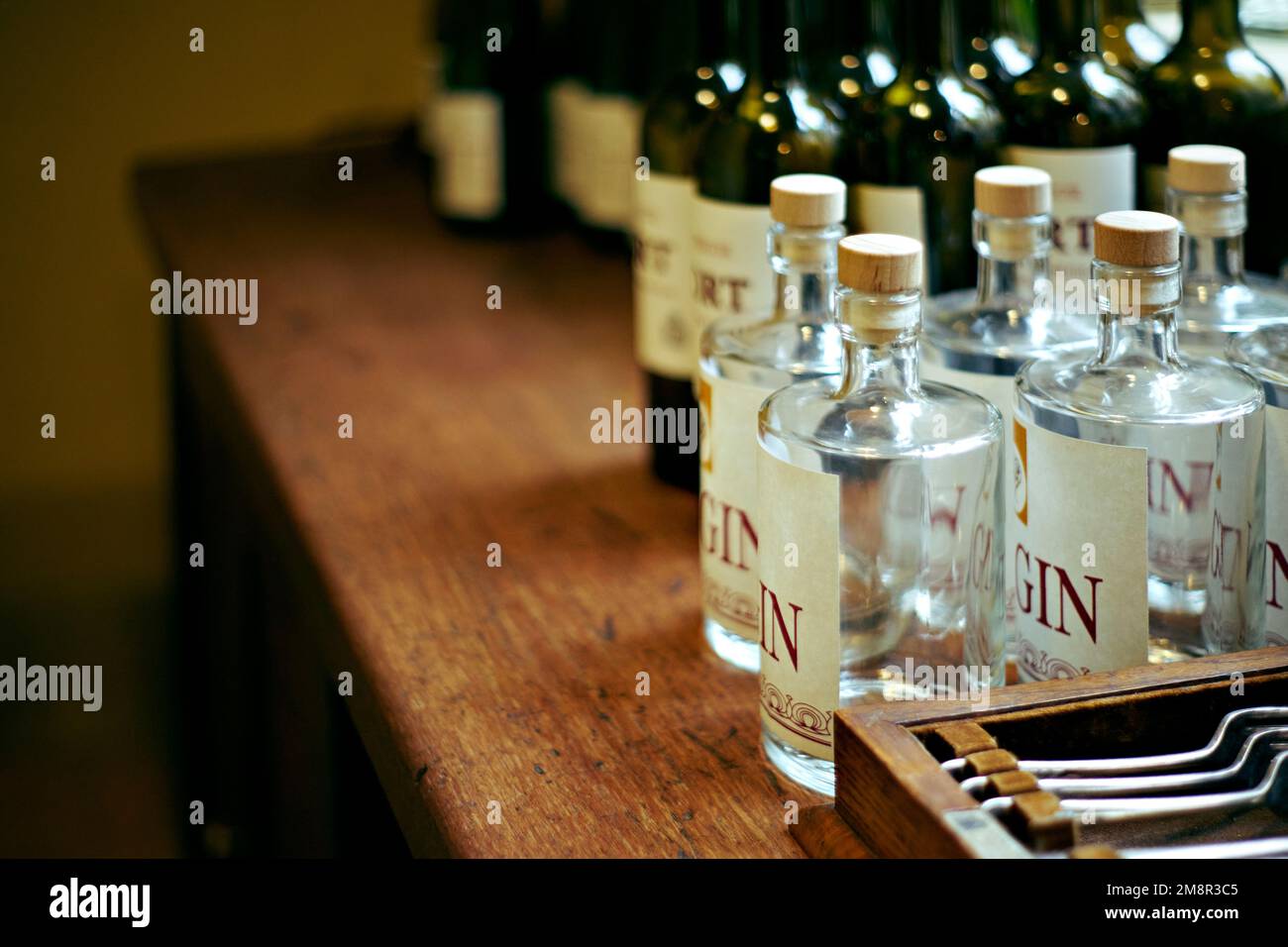 Vider les bouteilles de vin et de gin vintage. Gros plan Banque D'Images
