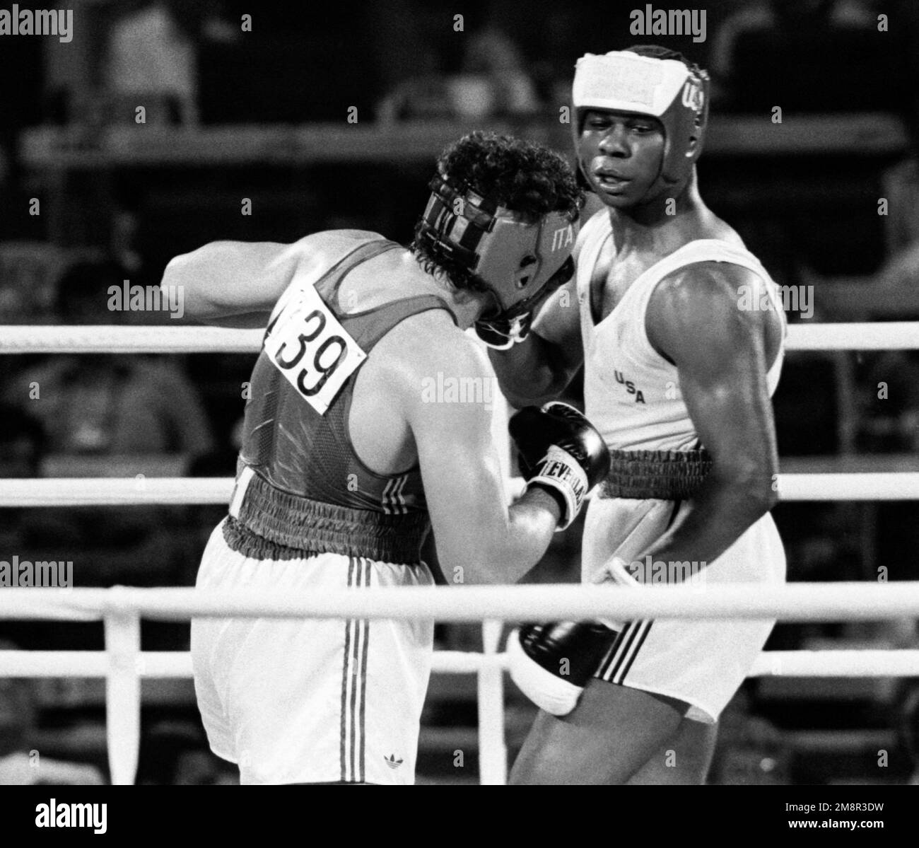 JEUX OLYMPIQUES D'ÉTÉ À LOS ANGELES 1984 BOXE Tyrell Biggs USA mot Francesco Damiani Italien +91kg Banque D'Images