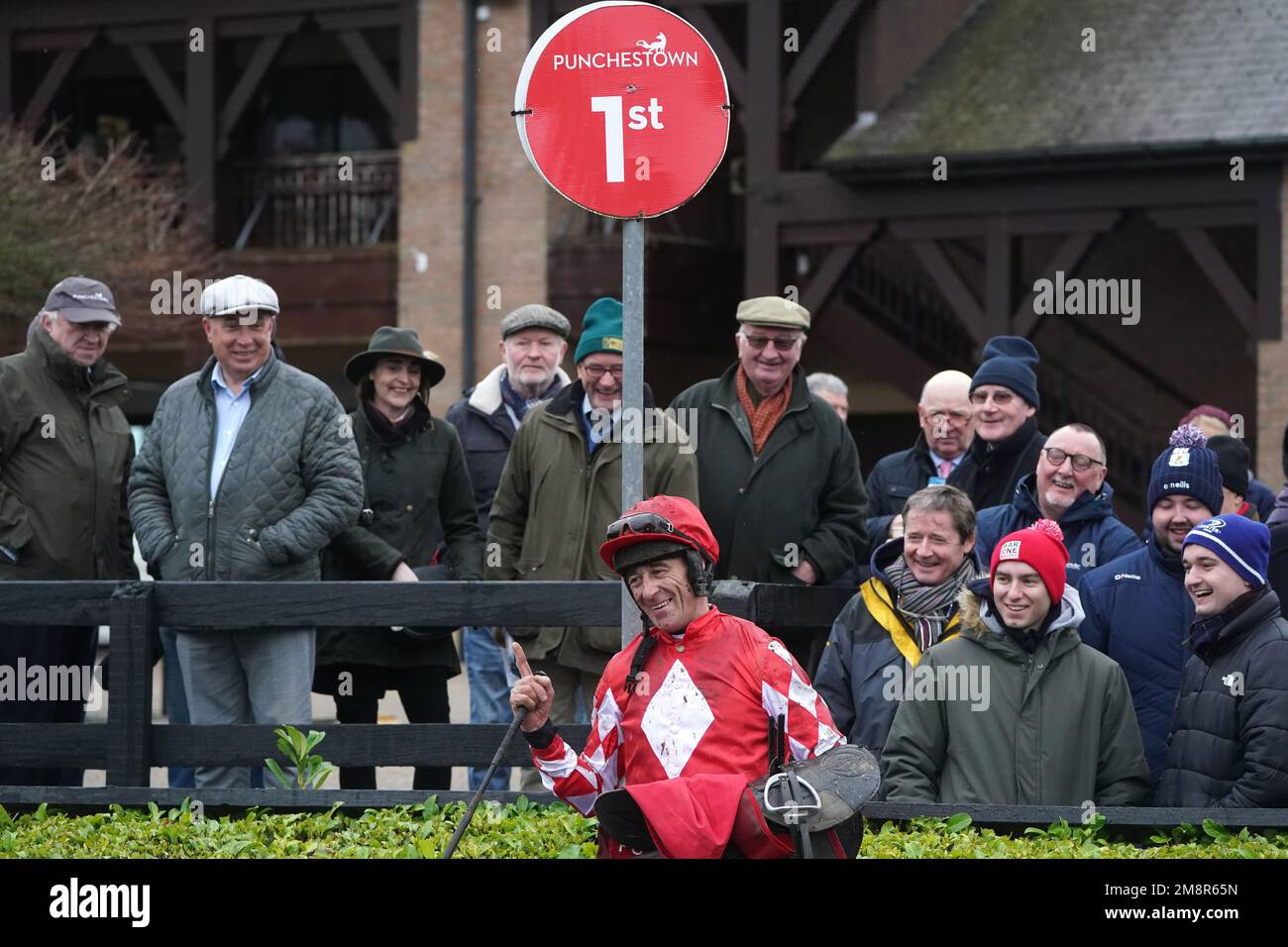 Davy Russell célèbre la victoire du Seamus & Annie Hughes Memorial Maiden Hobstacle division II avec sa Fureur au Punchestown Racecourse, dans le comté de Kildare, en Irlande. Date de la photo: Dimanche 15 janvier 2023. Banque D'Images