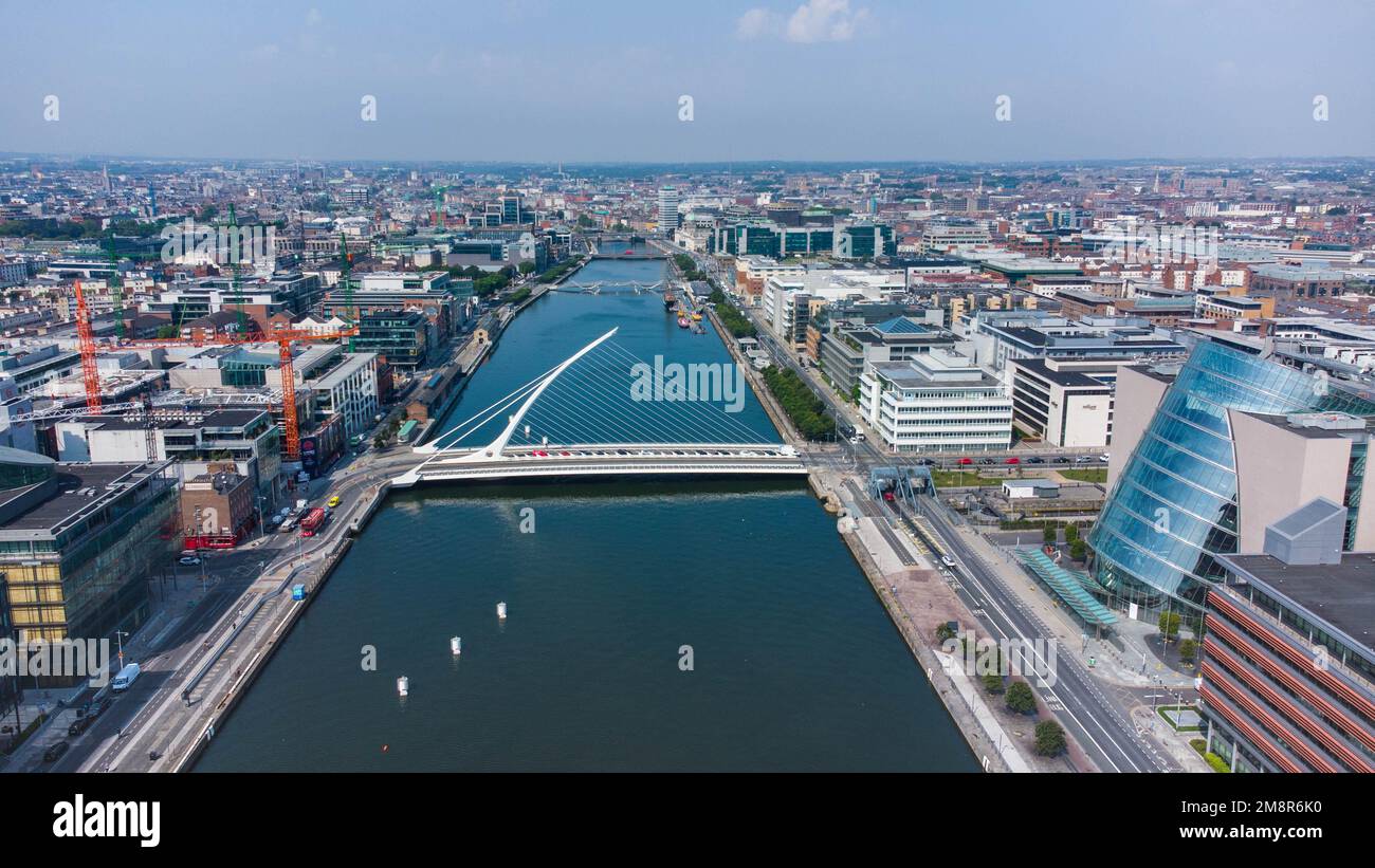 Un cliché aérien du paysage urbain de Dublin et du pont Samuel Beckett, un pont marécageux à câbles en Irlande Banque D'Images