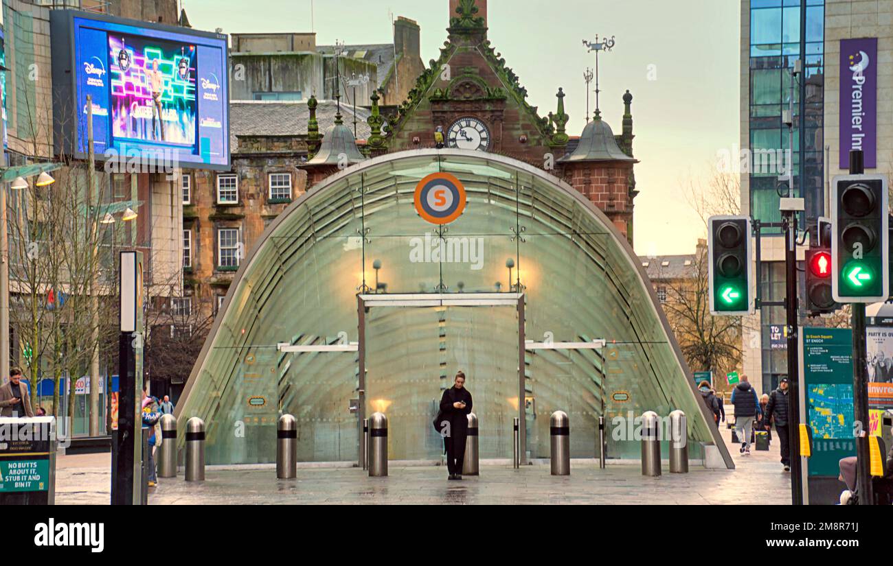 Glasgow, Écosse, Royaume-Uni 15th janvier 2023. Météo au Royaume-Uni: Humide et venteux vu Wet misérable rues comme il est sorti cette semaine, l'espérance de vie des locaux a été la plus basse au royaume-uni, à 74. La station de métro St enoch est l'un des arrêts du métro le plus inefficace au monde, souvent comparé à un parcours de foire. Crédit Gerard Ferry/Alay Live News Banque D'Images