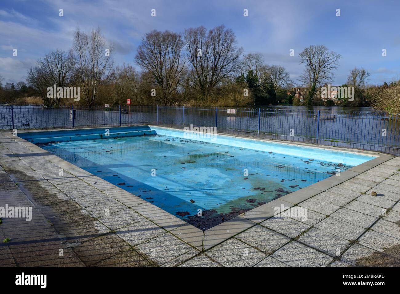 Fordingbridge, Hampshire, Royaume-Uni, 15th janvier 2023, Météo : soleil sur les zones de basse altitude inondées. Les avertissements d'inondation couvrent les zones proches de la rivière Avon. La pataugeoire au bord de la rivière n'est pas remplie mais entourée d'eau. Crédit : Paul Biggins/Alamy Live News Banque D'Images