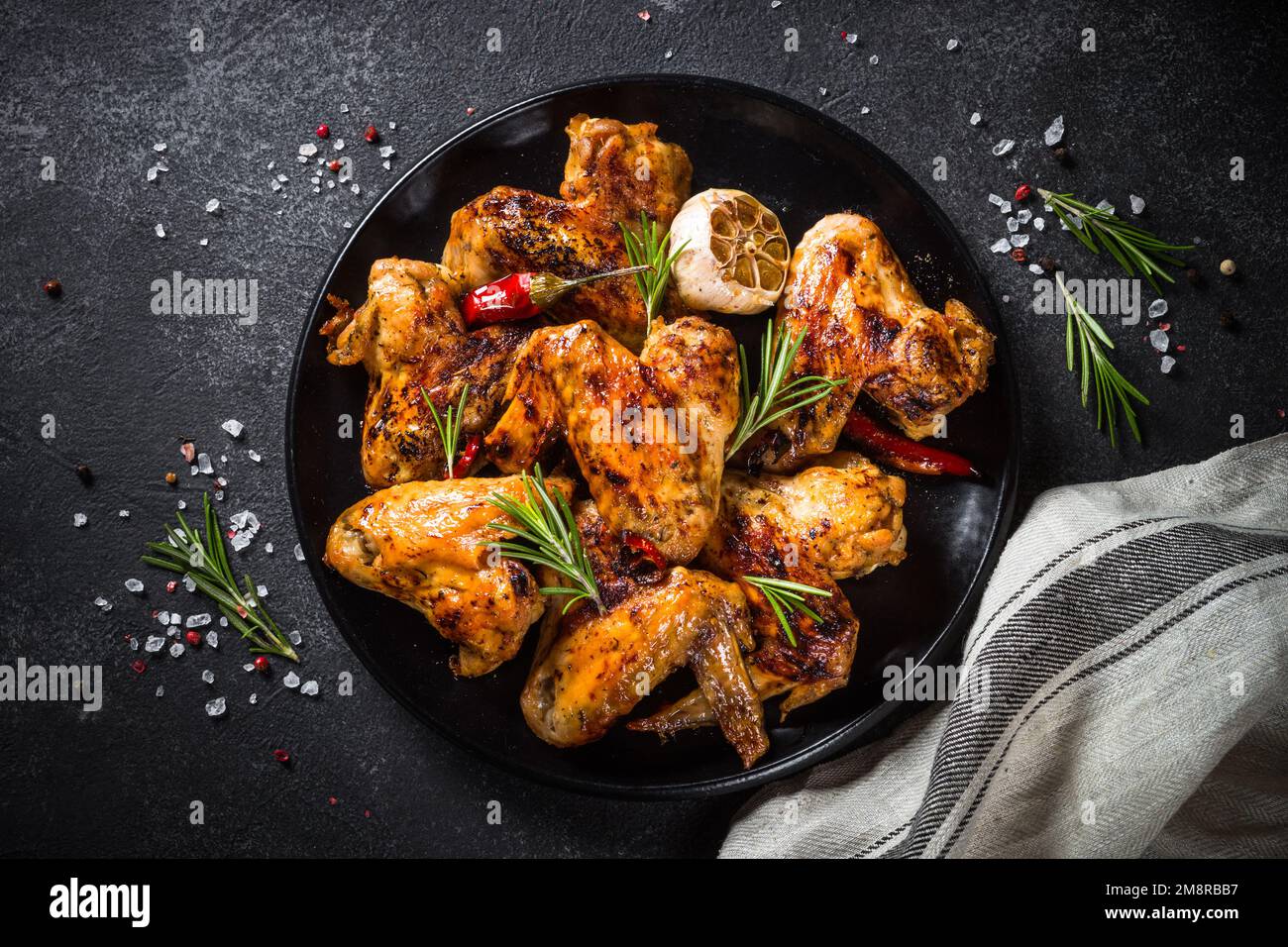 Ailes de poulet grillées aux épices à table noire. Vue de dessus avec espace pour le design. Banque D'Images