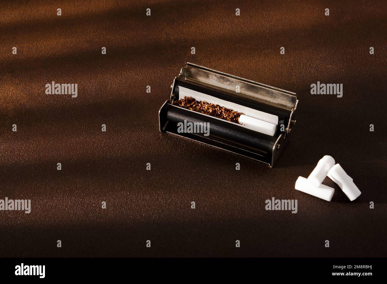 Cigarette rolling machine Banque de photographies et d'images à haute  résolution - Alamy
