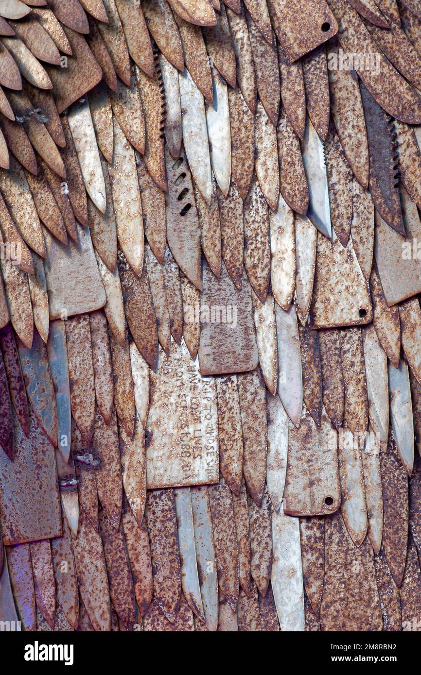 Slough, Berkshire, Royaume-Uni. 15th janvier 2023. La sculpture d'ange de couteau est actuellement exposée au parc Arbour à Slough, dans le Berkshire. L'étonnante sculpture, faite de plus de 100 000 lames saisies, a été créée pour mettre en lumière les effets négatifs du comportement violent avec le besoin de changement social. Il sert de catalyseur pour renverser la tendance sur les comportements violents et agressifs et est également un beau mémorial conçu pour célébrer les vies qui ont été perdues par ces actions violentes et inpensées. Crédit : Maureen McLean/Alay Live News Banque D'Images