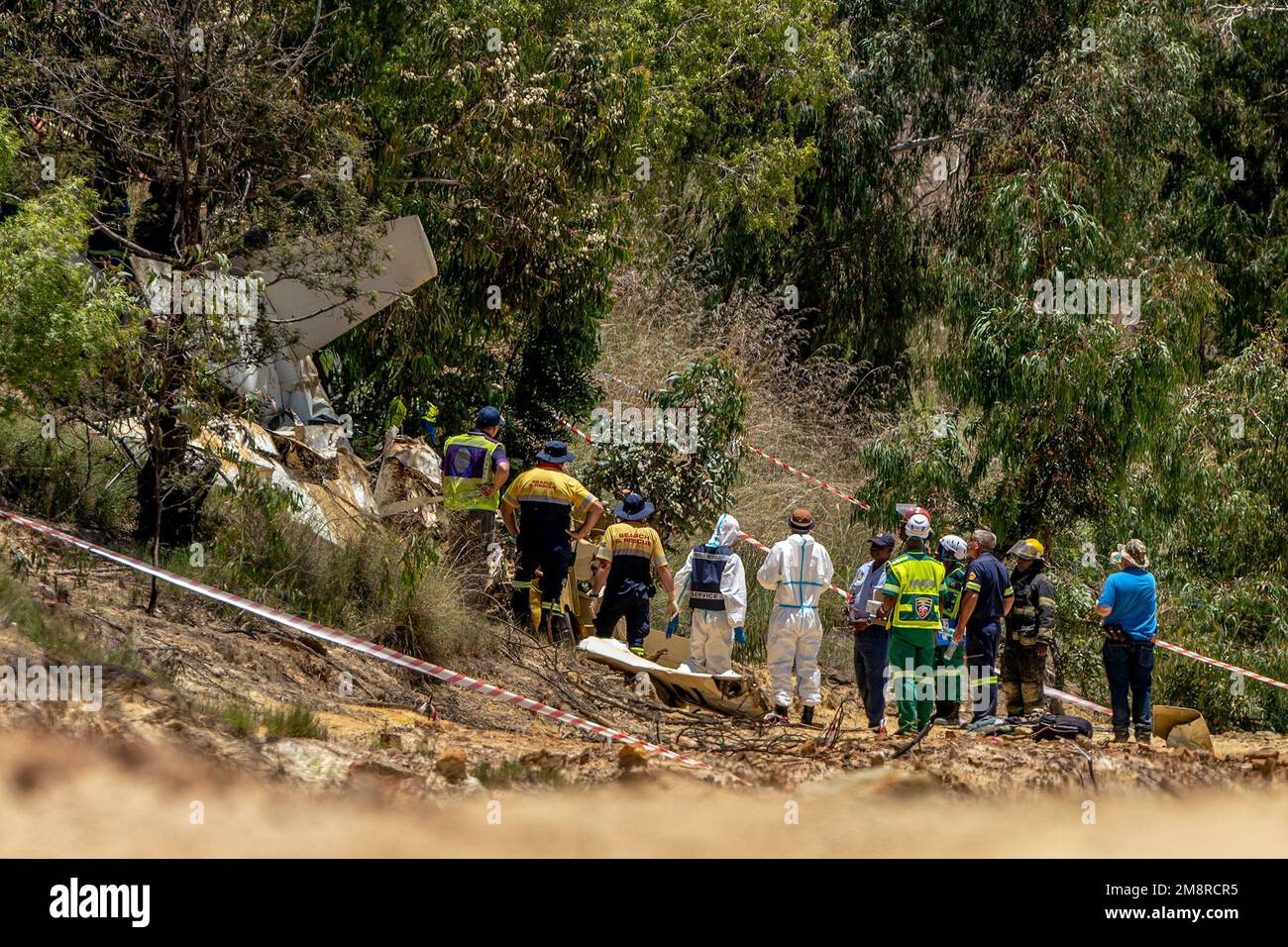 Johannesburg. 15th janvier 2023. Cette photo prise le 15 janvier 2023 montre le site d'un accident d'avion léger à Johannesburg, en Afrique du Sud. Deux personnes sont mortes après l'écrasement de leur avion léger à Johannesburg, ont rapporté les médias locaux dimanche. Credit: Shiraaz Mohamed/Xinhua/Alay Live News Banque D'Images